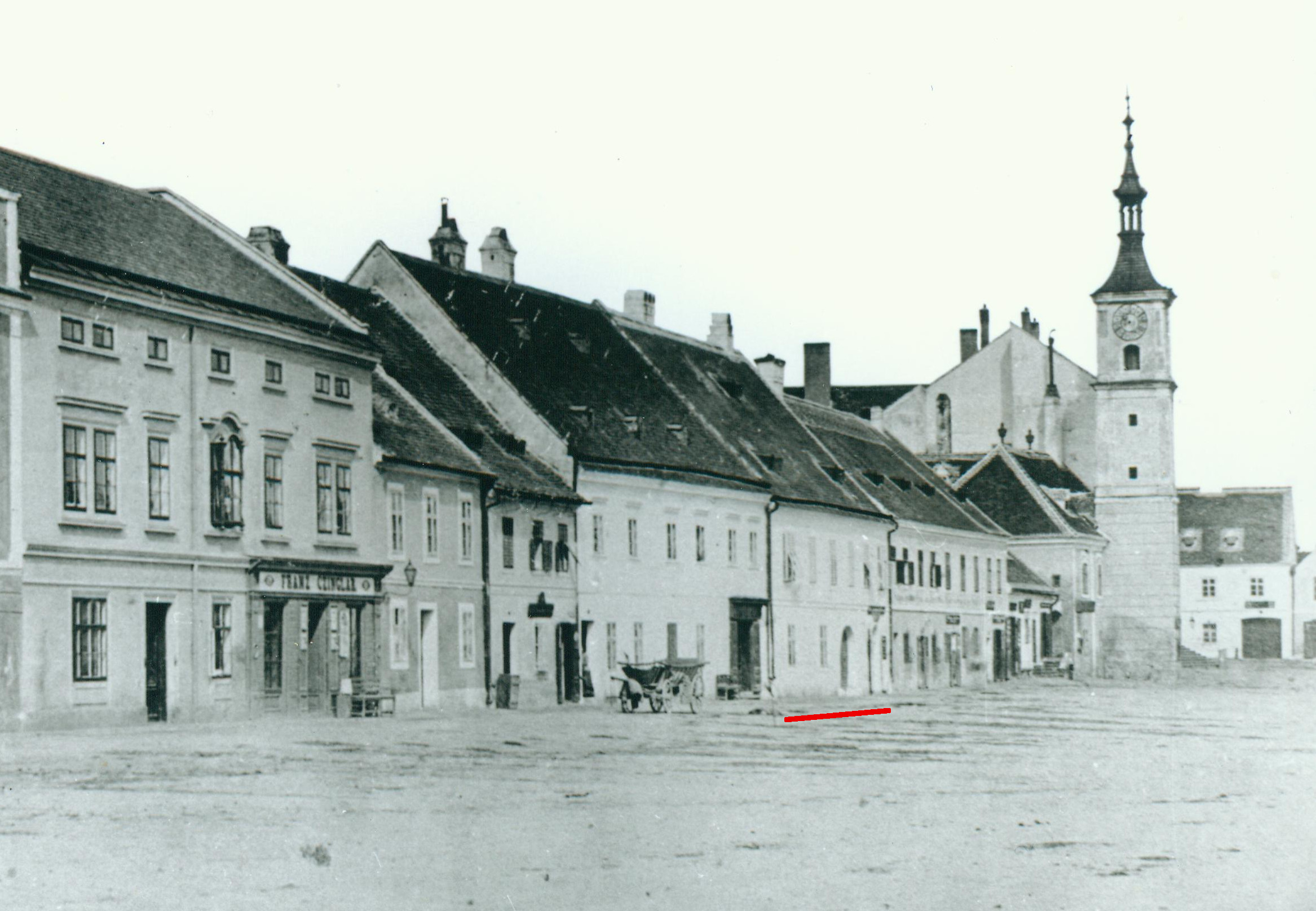 Das Haus Hauptplatz Nr. 37 (rote Markierung) in dem Martin Andreas Devenne Ende des 17. Jahrhunderts eine Eisenwarenhandlung betrieb (heute: Raiffeisenbank)