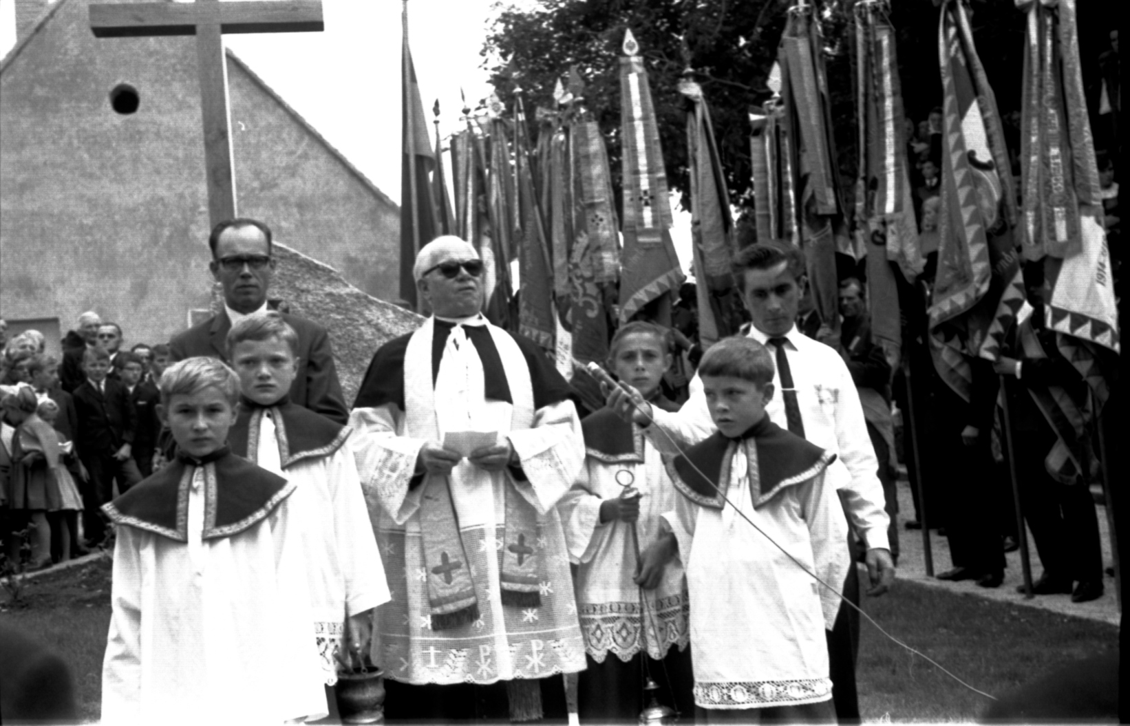 1967: Dr. Brunauer-Dabernig (Bildmitte) bei der Weihe des Eibesthaler Heimkehrerdenkmals