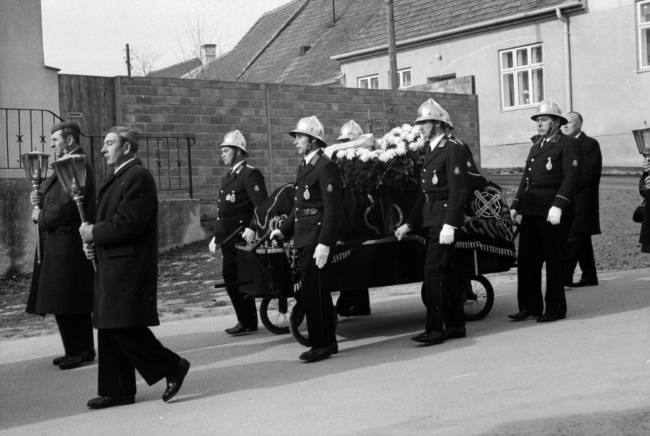 1973: Dr. Brunauer-Dabernigs sterbliche Überreste auf dem Weg zur Beisetzung im Priestergrab auf dem Eibesthaler Friedhof