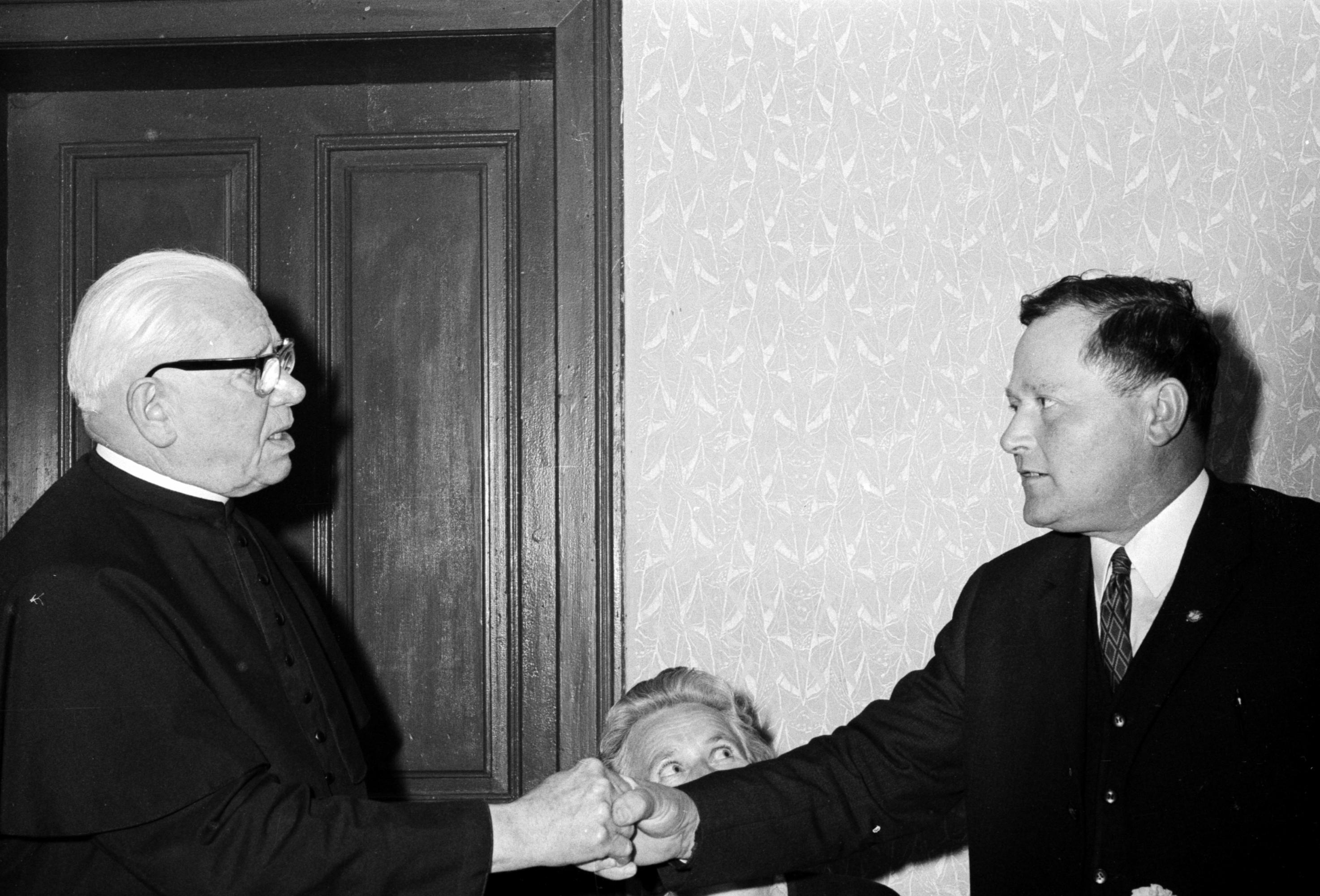 1971: Pfarrer Dr. Brunauer-Dabernig gratuliert Bürgermeister Josef Strobl zu dessen 50. Geburtstag