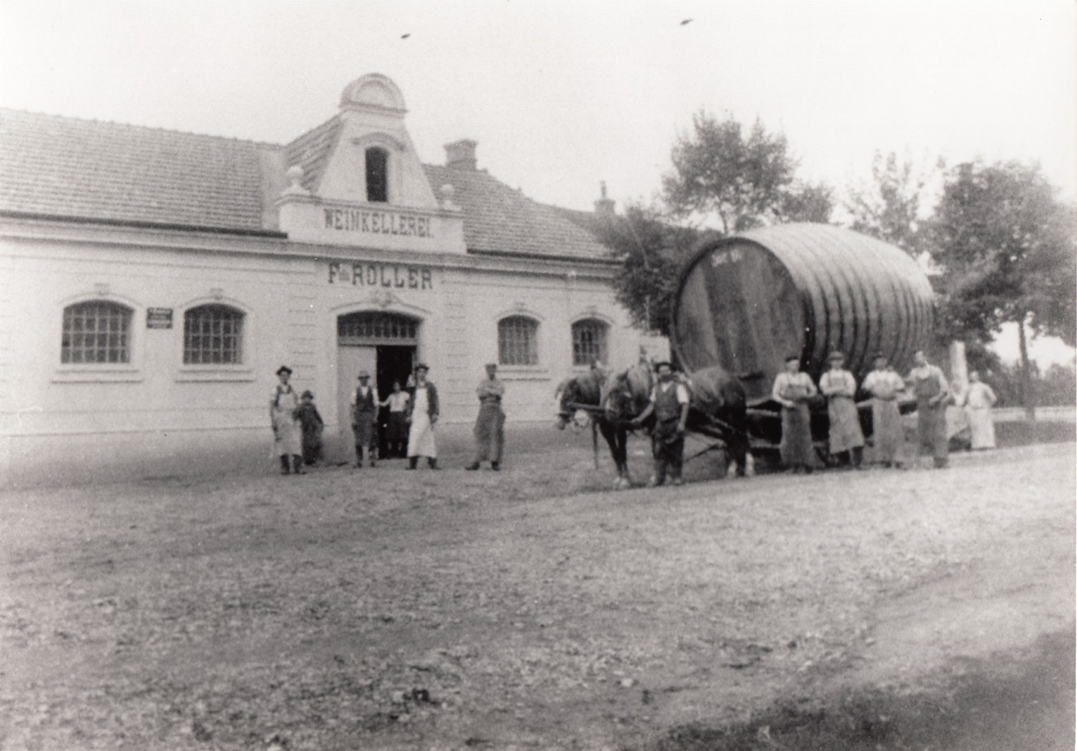 Der von Roller Anfang des 20. Jahrhunderts in der Franz Josef-Straße errichtete große Weinkeller bei der Anlieferung eines neuen Fasses im Jahre 1925