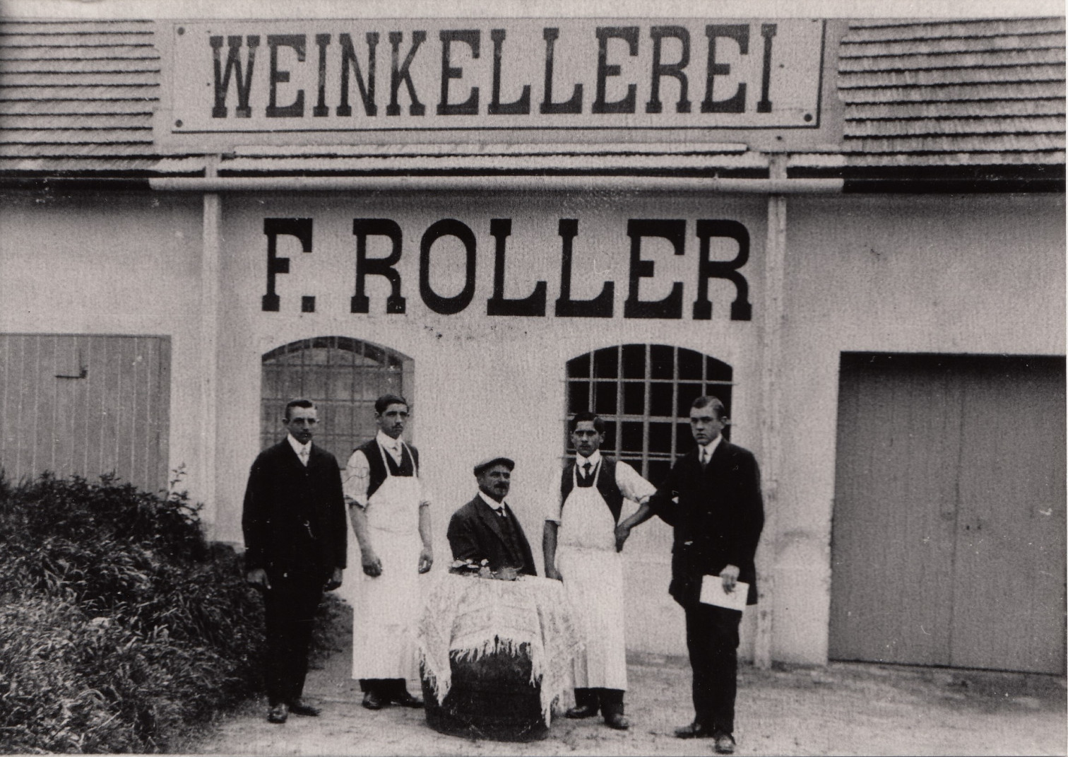 ca. 1910: Roller im Kreise seiner Kellereiarbeiter im Hof des Kellers in der Franz Josef-Straße Nr. 51