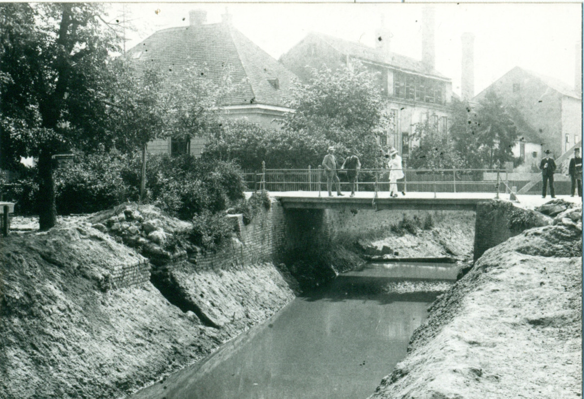 Die Brücke der Barnabitenstraße während der Arbeiten zur Mistel-Regulierung im Jahre 1912 - im Hintergrund Wohnhaus und Lederfabrik der Familie Strasser in der Liechtensteinstraße