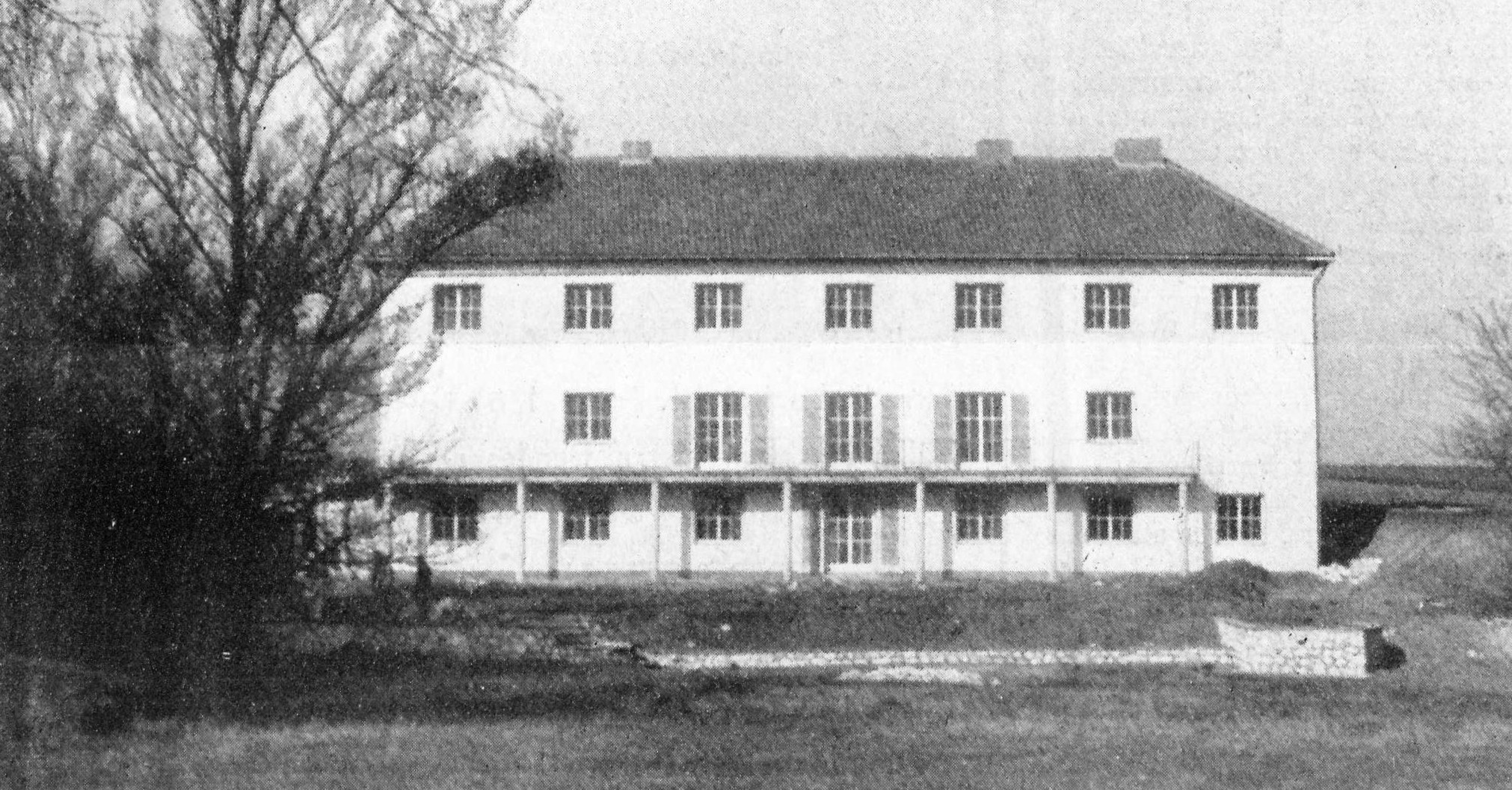 Das Kolpinghaus (Ostseite, sportplatzseitig) in der Pater Helde-Straße Nr. 10 im Jahr seiner Fertigstellung 1957