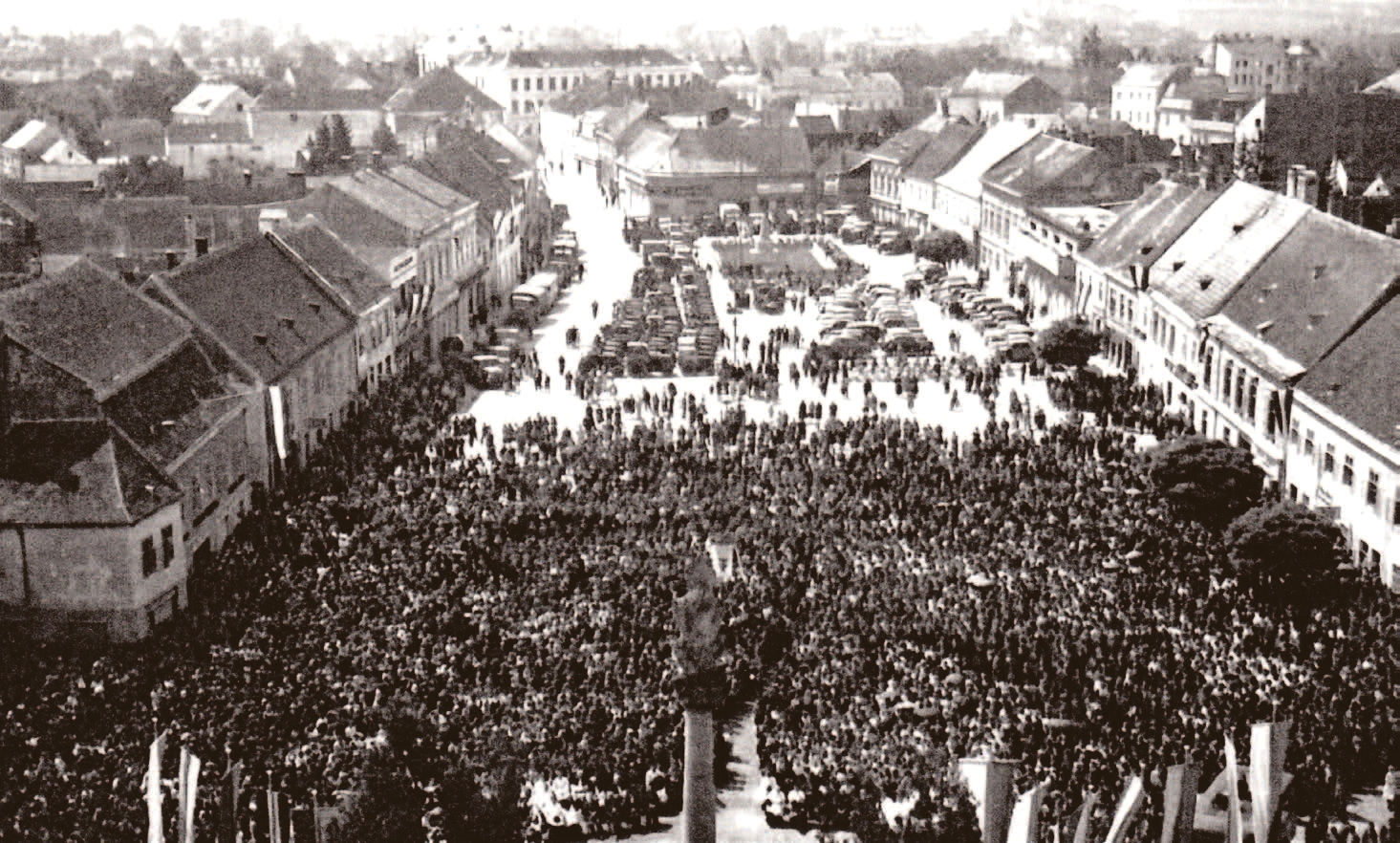 Eine Aufnahme vom Rathausturm zeigt die zur Festmesse versammelten Menschenmassen und die am Südende des Hauptplatzes für die St. Christophorus-Weihe bereitgestellten Kraftfahrzeugen