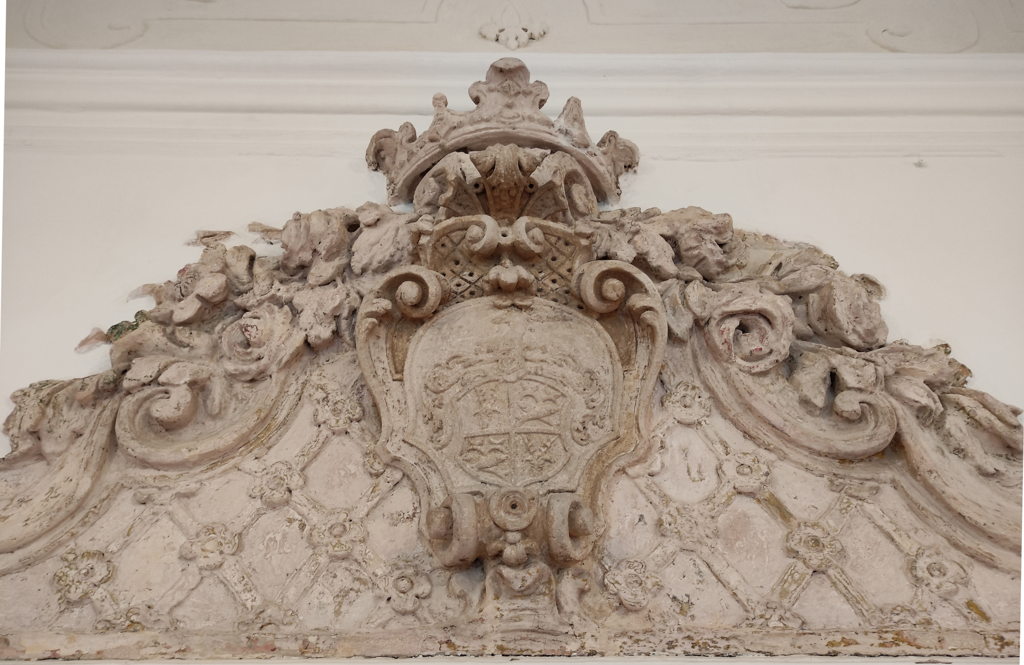 Steinernes Wappen über den Eingang in den Hauptsaal des 1. Stockwerks im Barockschlössl