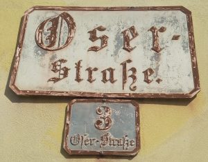 Die nach Ernst Oser benannte Straße in ihrer ursprünglichen Schreibung "Oser-Straße" statt der heutige gebräuchlichen Schreibweise "Oserstraße"