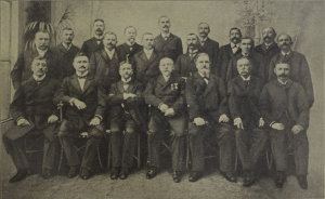 Bürgermeister Thomas Freund und die Mitglieder des Mistelbacher Gemeindeausschusses mit dem Gemeindesekretär - sitzend: v. l. n. r.: Ignaz Mühl jun., Josef Konrad Strasser, Franz Koblischek, Bgm. Thomas Freund, Heinrich Westermayr, Dr. Rudolf Schaschetzy, Michael Eibl (?); stehend: v. l. n. r.: Emil Hackl, Jakob Augustin (?), Gustav Edhofer, der spätere Bürgermeister Josef Dunkl, Heinrich Gussenbauer, Gemeindesekretär Alexander Zickl (?), Adam Friedrich, Mathias Grabler, Felix Roller, Michael Heindl, Friedrich Hacker, Martin Waberer, Mathias Schamann