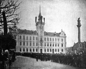 Das festlich dekorierte Gebäude am Tag der Eröffnung