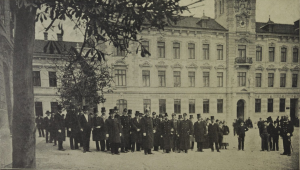 Die versammelten Ehrengäste, darunter Bürgermeister Thomas Freund (vorne, Mitte links) und der niederösterreichische Statthalter Graf Kielmansegg (vorne Bildmitte)