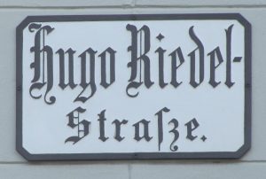 Älteste Form der Straßenschilder, wie sie 1898 nach Wiener Vorbild in Mistelbach eingeführt wurden (Schrift und Umrandung waren ursprünglich jedoch rot)