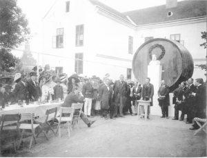 Vor dem Fass stand die im Rahmen der Handwerkerausstellung 1912 im Schulhof aufgestellte Kaiserbüste