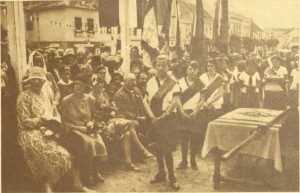 Fahnenweihe auf dem Hauptplatz (Foto: J. Perscheid)