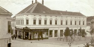 Das Warenhaus Freund (heute: Möbel Rieder) an der "Frohner"-Kreuzung