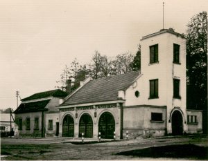 Ende der 1950er Jahre: Der damals noch namenlose Platz mit dem ehemaligen Schießstattgebäude (links) und dem alten, etwa 1930 erbauten Zeughaus