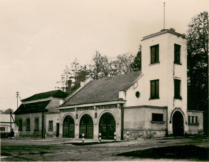 Ende der 1950er Jahre: links neben dem alten Feuerwehrhaus ist das alte Schießstattgebäude (Nr. II - später auch als "Kasino" bezeichnet) zu erkennen.