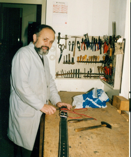 Georg Göstl im Jahr 1991 mit einem Stierriemen in seiner Werkstatt 