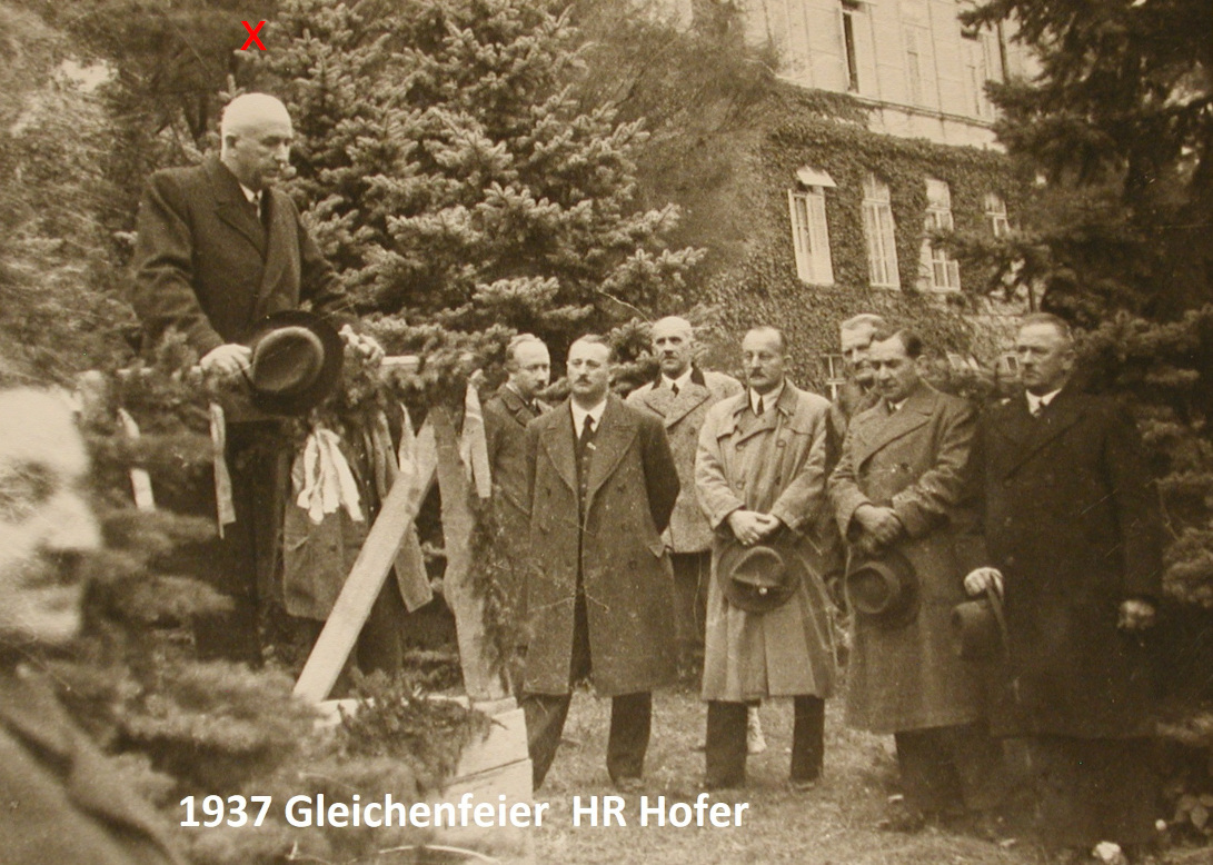 1937: Ing. Hofer (rotes X) hält anlässlich der Gleichenfeier des Krankenhausausbaus in Mistelbach eine Rede