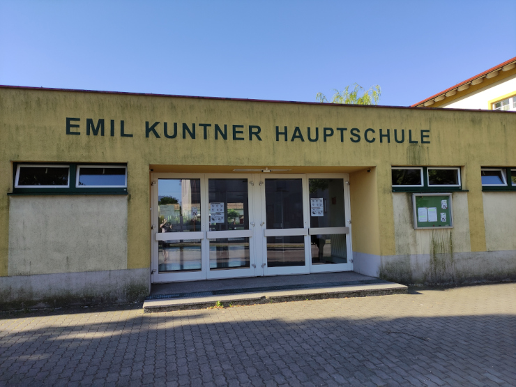 Auch heute noch ist der Name Kuntners auf dem (früheren) Hauptschulgebäude, in dem mittlerweile die Neue Mittelschule beheimatet ist, verewigt.