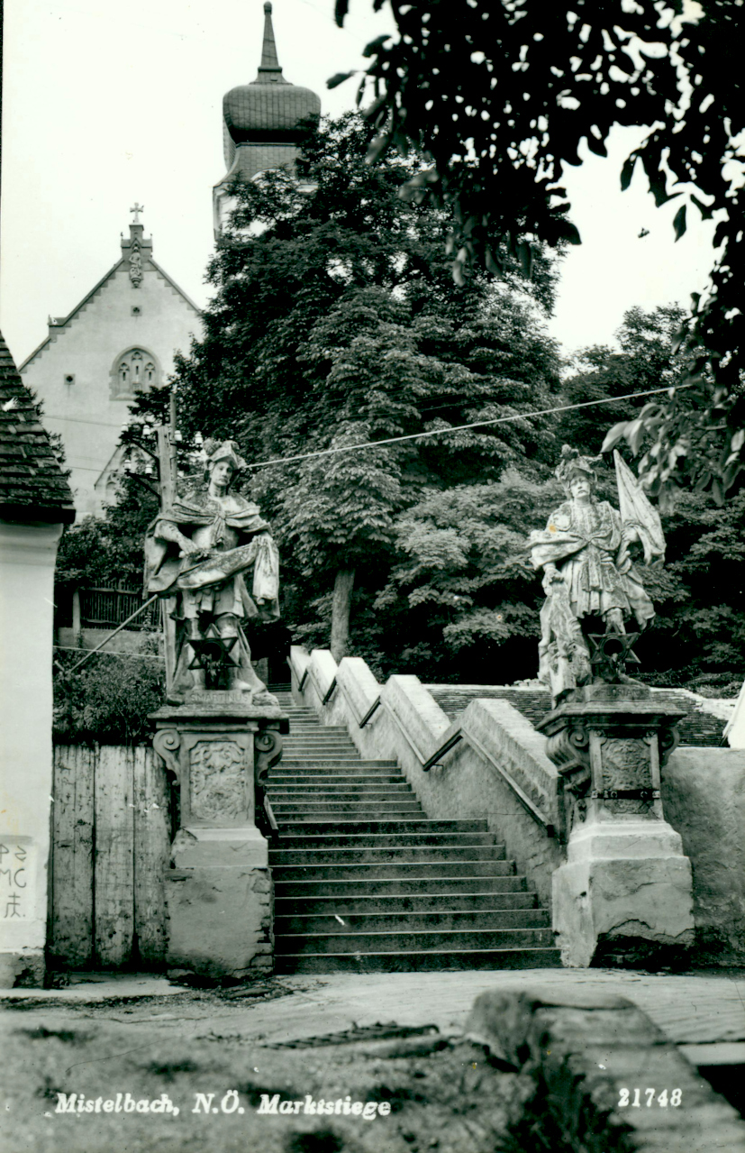 Die in der Amtszeit von Oberhoffer erbaute Marktstiege im Jahre 1965. Die Stiege wird von Statuten des Hl. Martin und des Hl. Florian flankiert.