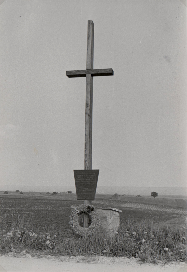 Das von Rupprechts Bundes- und Cartellbrüdern aus dem Österreichischen Cartellverband (ÖCV) im Jahr 1960 errichtete Kreuz an der Straße nach Eibesthal (Waisenhausberg).