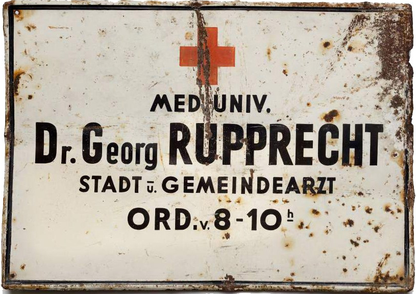 Einige Gegenstände aus der Praxis von Dr. Rupprecht, darunter dieses Ordinationsschild sowie ein Stuhl für Zahnbehandlungen befinden sich heute im Stadtmuseumsarchiv.