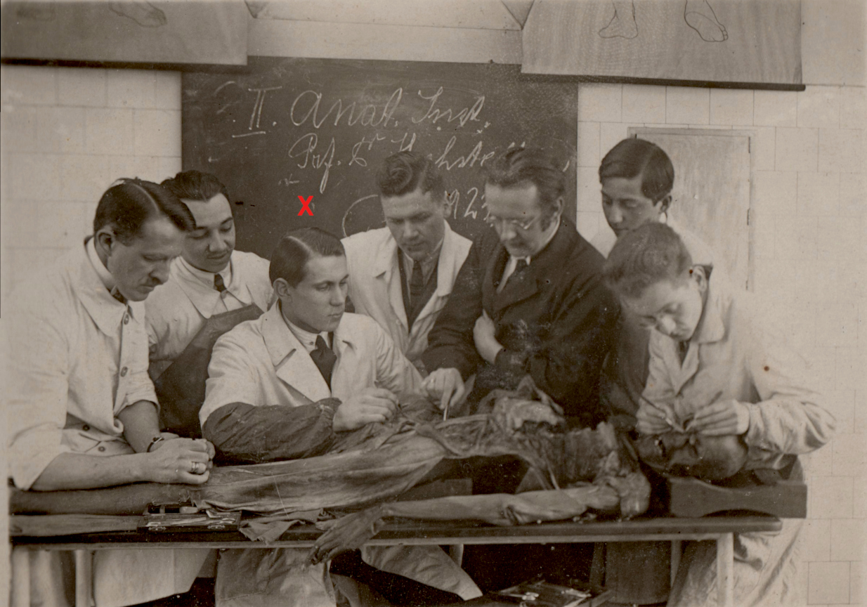 Der Medizinstudent Georg Rupprecht (rotes X) während eines Anatomiekurses