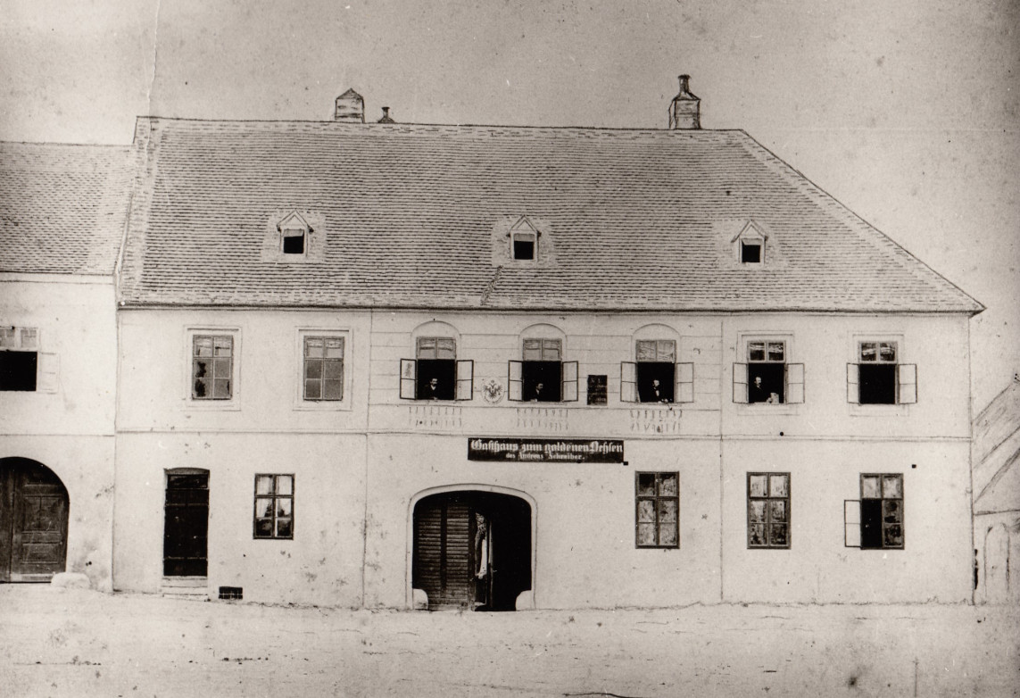 Das Gasthaus "Zum goldenen Ochsen" der Familie Schreiber am Mistelbacher Hauptplatz im Jahr 1900,