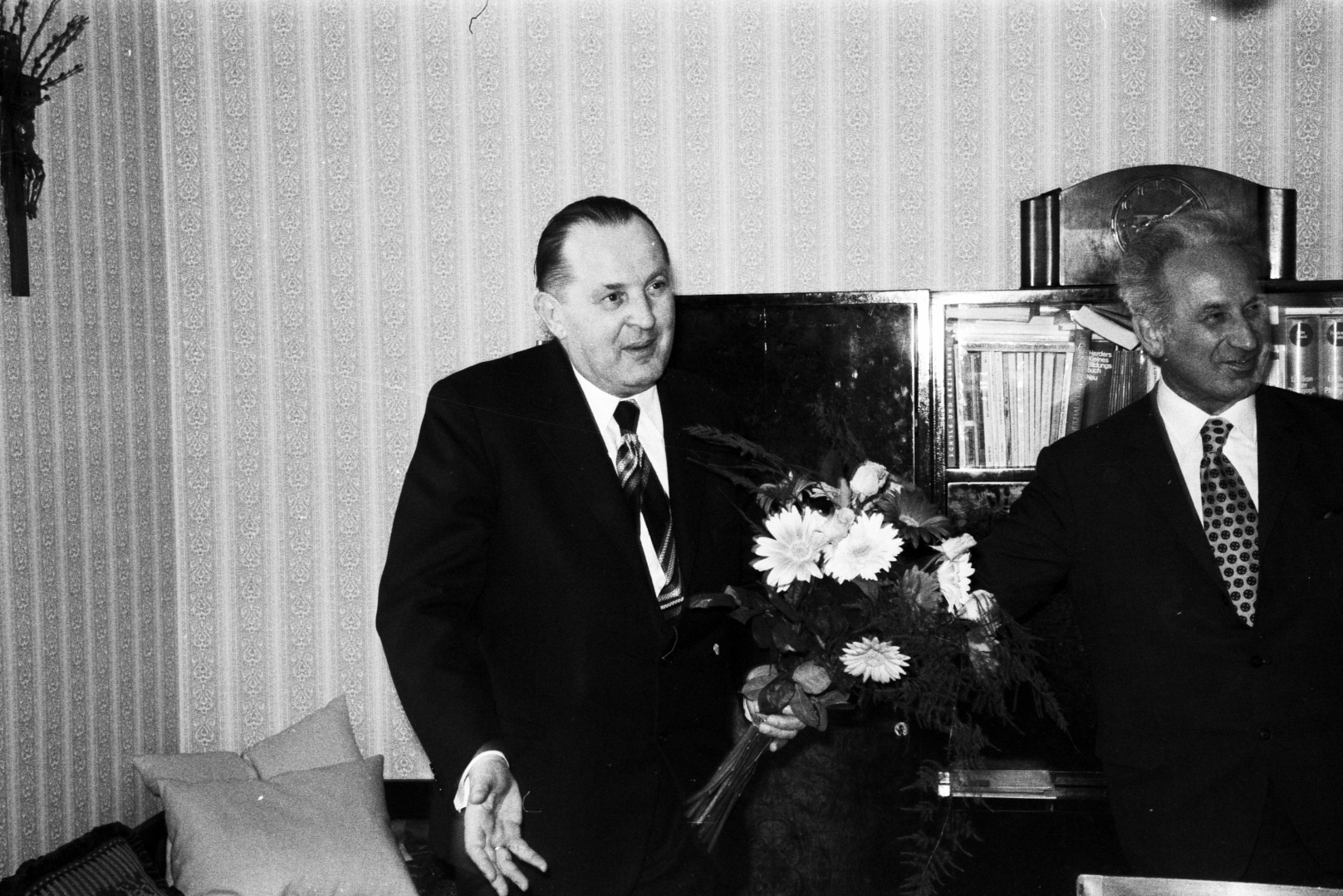 Prof. Hans Spreitzer nimmt im Jahre 1975 Gratulationen zu seinem 60. Geburtstag entgegen - rechts im Bild Bürgermeister Franz Bayer