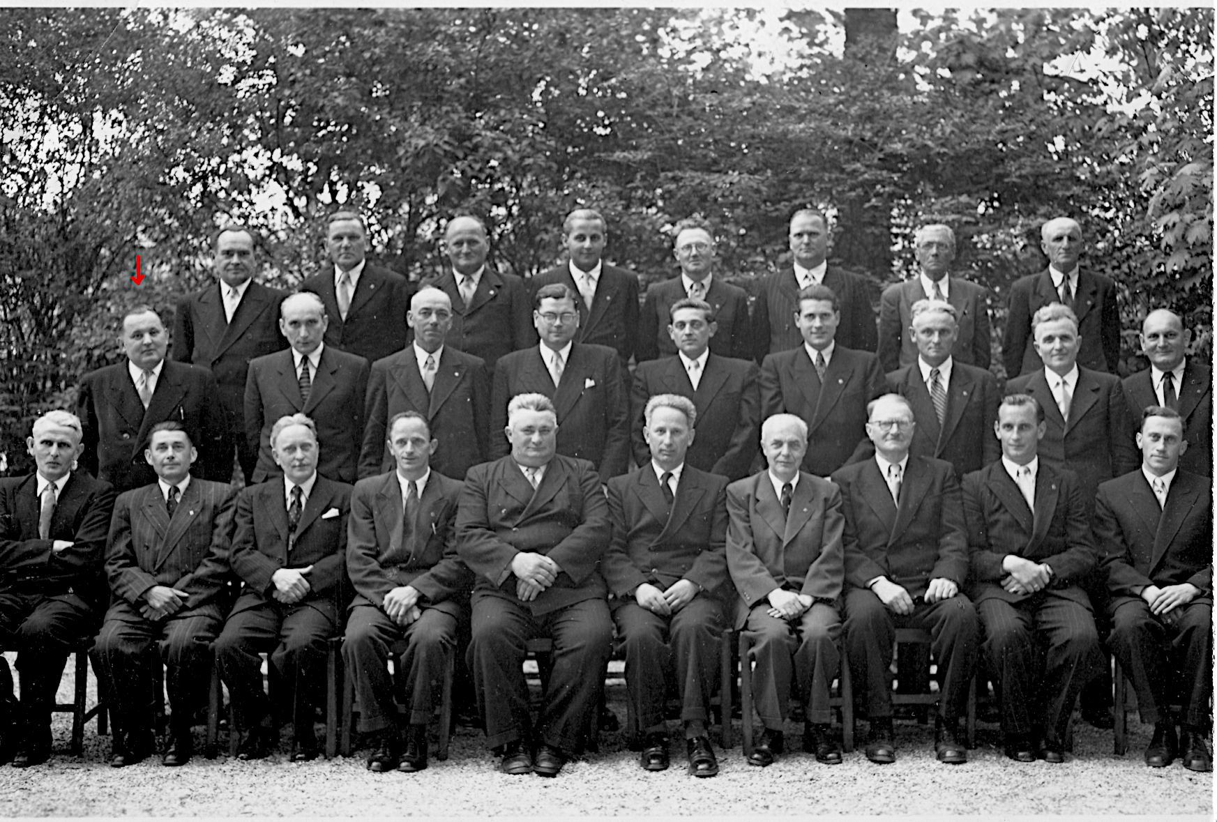 Der im April 1955 gewählte Mistelbacher Gemeinderat, dem auch Hans Spreitzer angehörte (siehe roter Pfeil)