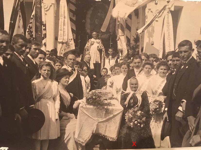 7. September 1913: Maria Städtner (rotes X) bei der Fahnenweihe des Burschenvereins "Edelweiß" in Bullendorf