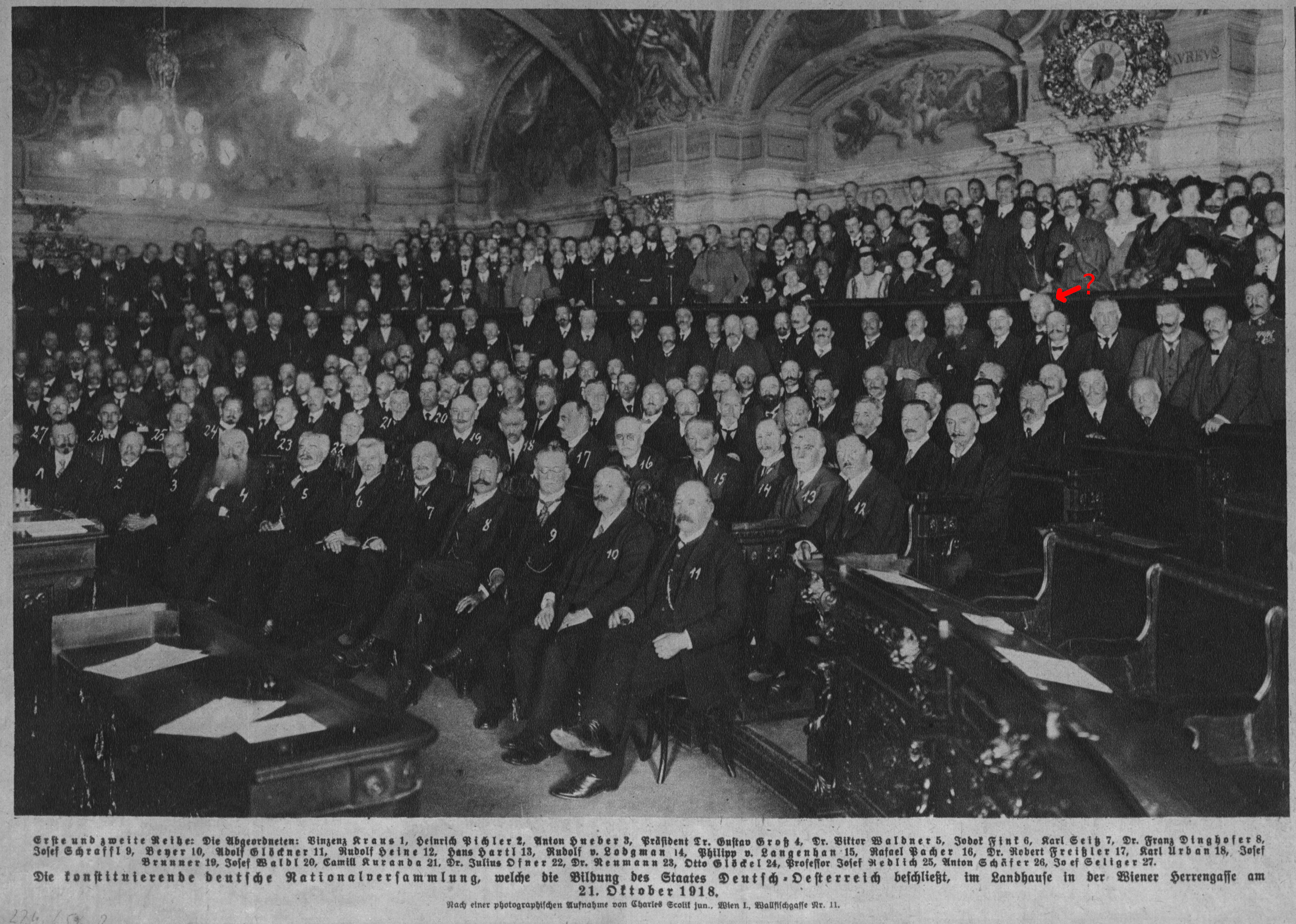 Die provisorische Nationalversammlung am 21. Oktober 1918, wahrscheinlich handelt es sich bei der mit dem roten Pfeil markierten Person um Wedra (Foto: Charles Scolik jun.)