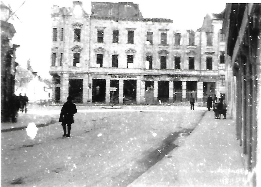 Die Ruine des im Krieg ausgebrannten Hauses Bahnstr. Nr. 1 im Jahre 1947 (aus Perspektive der Hafnertraße)