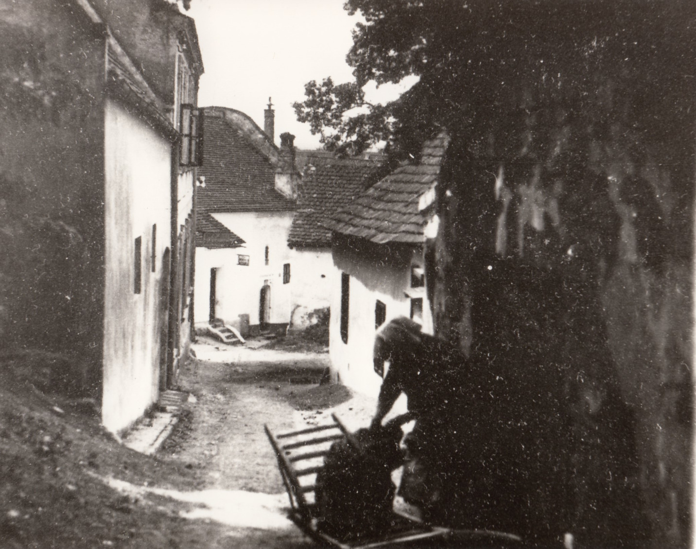 Die obere Barnabitenstraße etwa zu Anfang des 20. Jahrhunderts vom Fuße des Kirchenbergs aus aufgenommen. In der Bildmitte ist im Hintergrund das Johannes-Benefizium erkennbar.