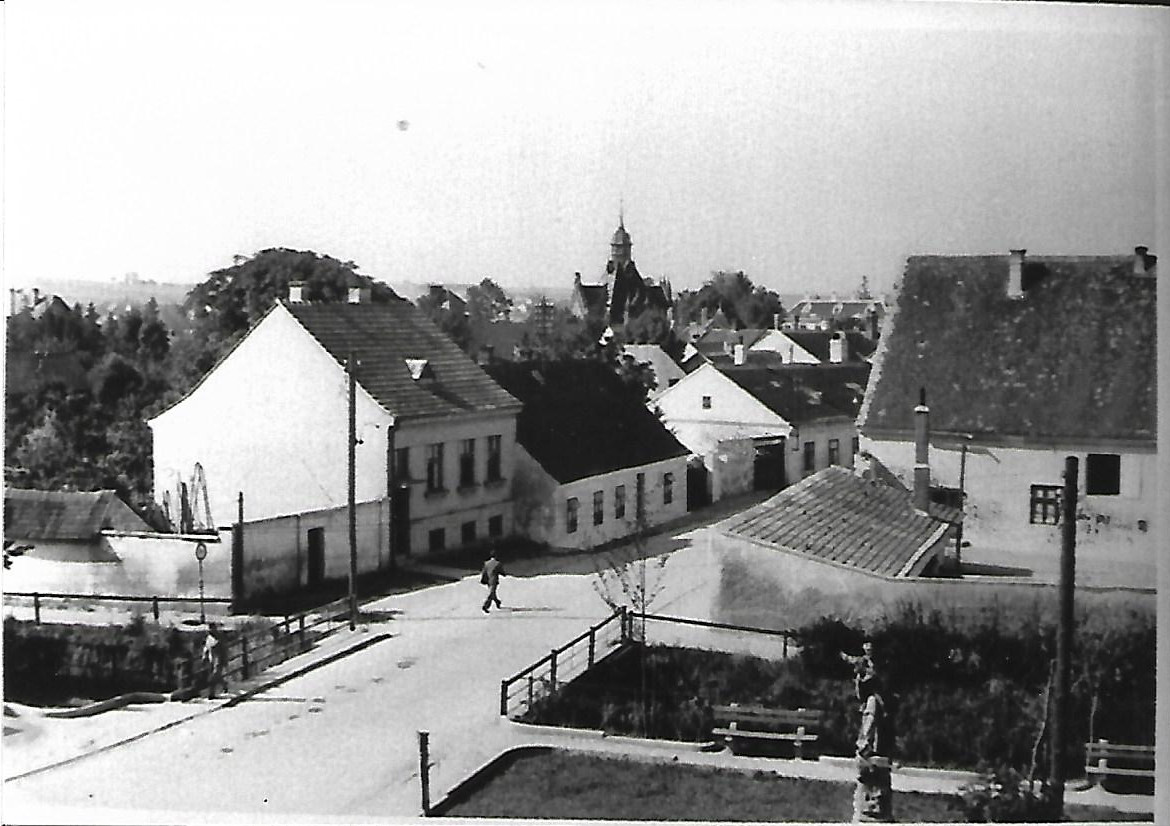 Die untere Barnabitenstraße samt Brücke über die Mistel im Bereich des heutigen Marienplatzes im Jahre 1948. Aufgenommen aus der Perspektive eines der höheren Stockwerke des Klosters.