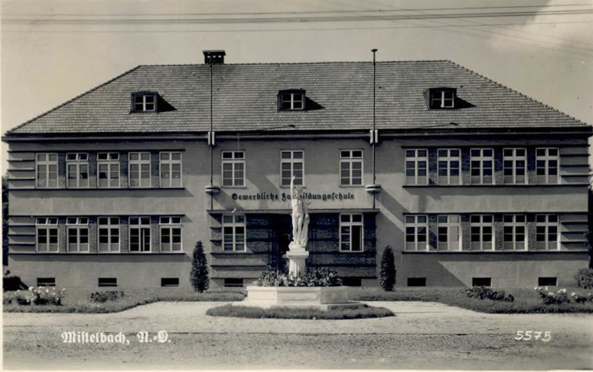 Das von Lang initiierte und 1945 abgebrochene Hermes-Denkmal vor der gewerblichen Fortbildungsschule (heute: Polytechnische Schule)