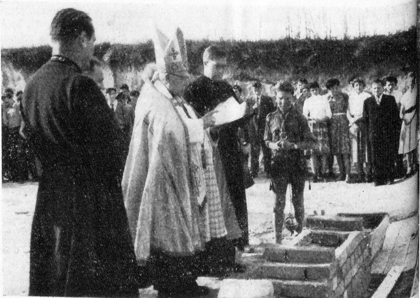 Die Segnung des Grundsteins durch Prälat Jakob Fried am 8. September 1955