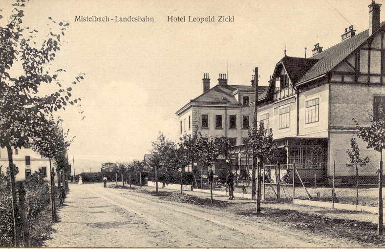Blick in die Landesbahnstraße (von der Josef Dunkl-Straße, Richtung Landesbahnhof), rechts die Bahnhofsrestauration von Leopold Zickl (heute: Gasthaus Diesner) und dahinter ein Wohnhaus für Bahnbedienstete
