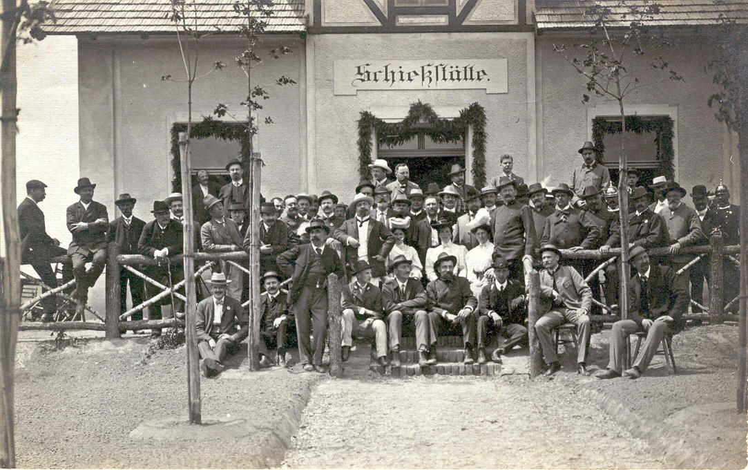 Gruppenfoto anlässlich der Eröffnung der Schießstätte (Nr. IV) auf dem Gelände des heutigen Schützenwegs im Jahre 1906