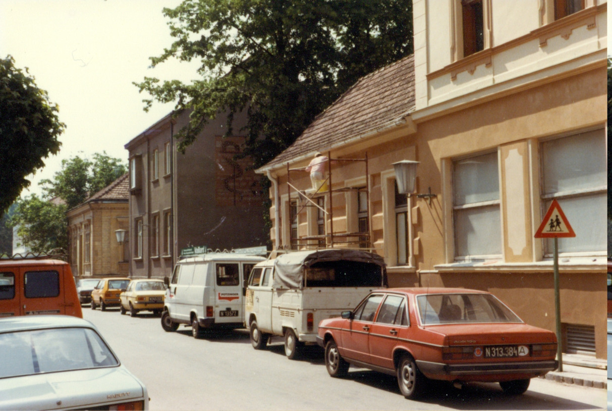 Heute kaum mehr vorstellbar: eine zugeparkte Thomas Freund-Gasse im Jahr 1983 