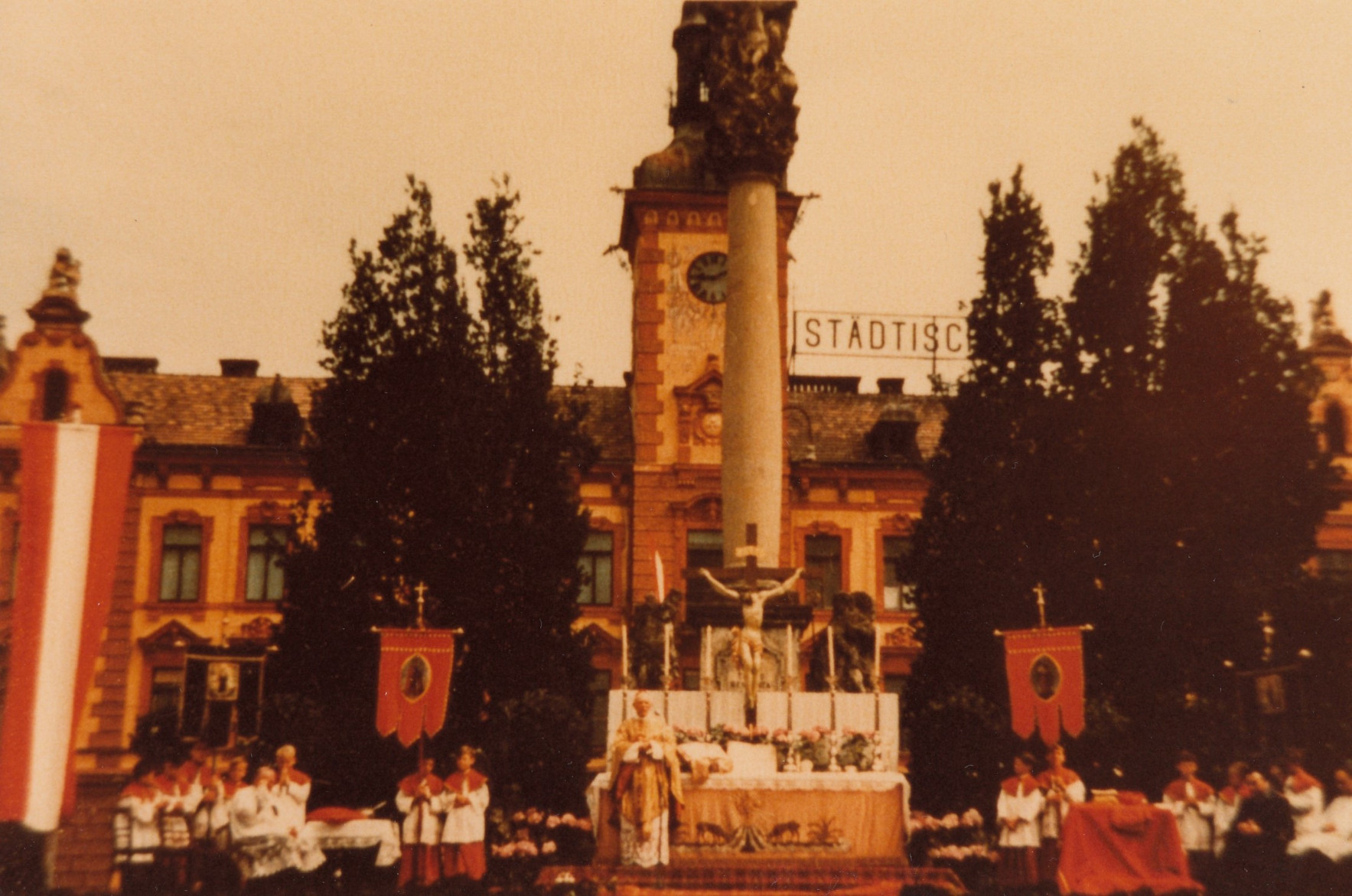 Vereinzelt existieren auch Farbfotos von diesem Festtag, wie dieses dass den Altar vor der Dreifaltigkeitssäule zeigt
