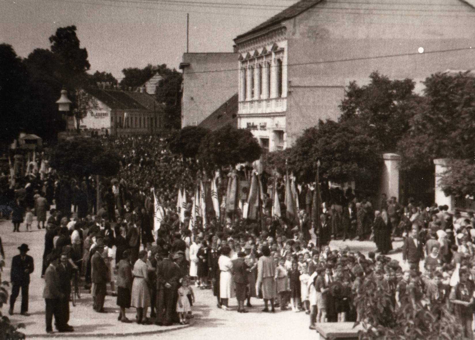 Sammlung zum Festzug in der "Straße des 12. Februar 1934" (Franz Josef-Straße) im Bereich vor der Gewerbeschule (heute Polytechnische Schule)