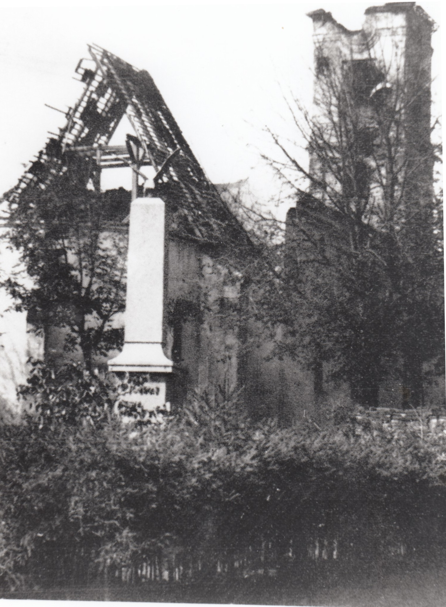 Rückansicht der zerstörten Pfarrkirche mit Resten des Dachstuhls des Presbyteriums