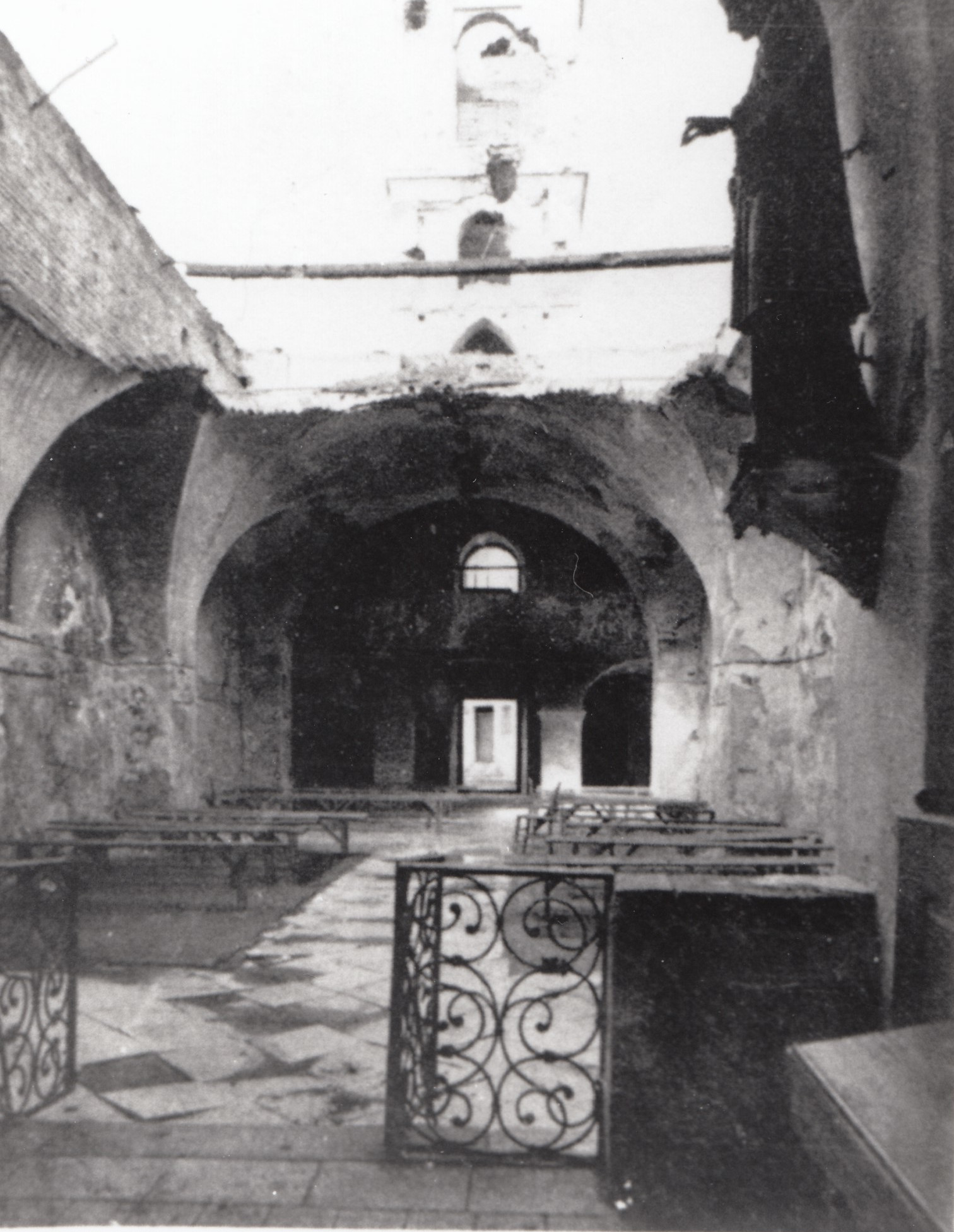 Das vom Schutt befreite Innere der zerstörten Kirche in der im Sommer 1945 wieder Messen unter freiem Himmel abgehalten wurden