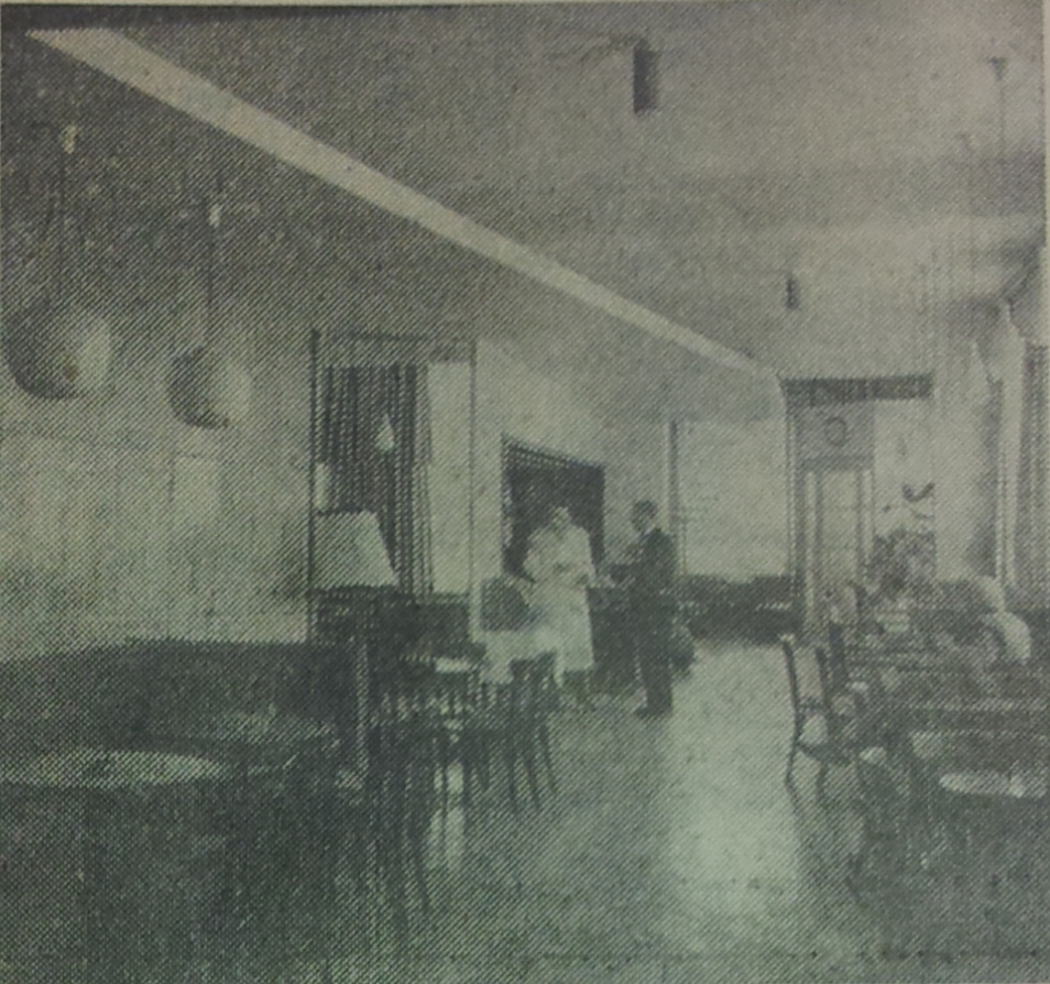 Innenansicht des 1958 neueröffneten Café Heindl vom hinteren Bereich des Lokal Richtung Eingang