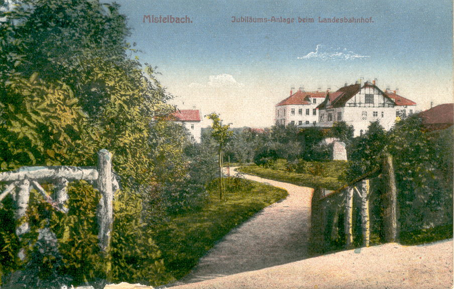 Der südliche (heute noch bestehende Teil) des Landesbahnparks - im Hintergrund rechts ist auch der Jubiläumsgedenkstein erkennbar