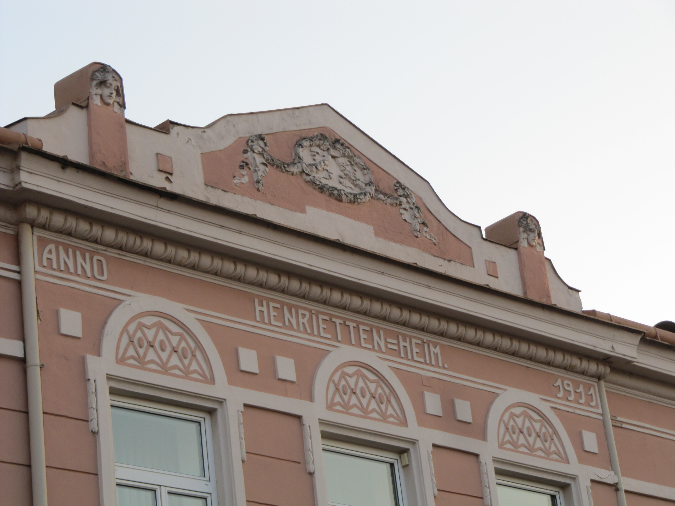 Das Dachgesims des Hauses Oserstraße Nr. 19 nennt den Zeitpunkt der Fertigstellung dieses Hauses und sein Namen leitete sich von jenem der einstigen Besitzerin Henriette Meeß ab