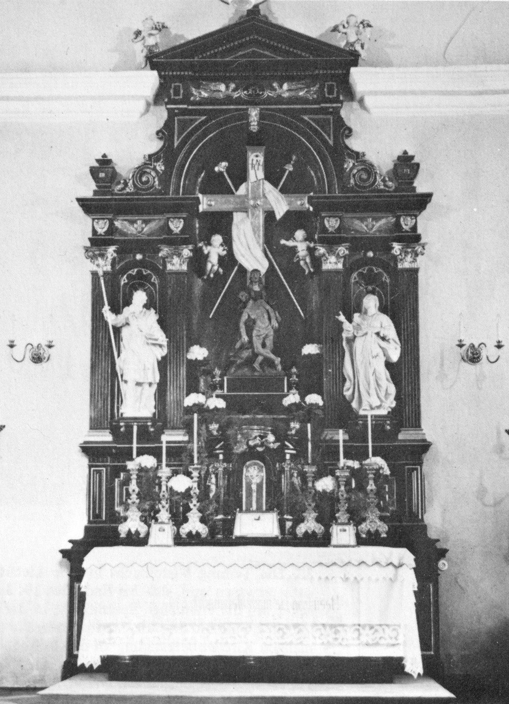 Der heute nicht mehr existierende Altar in der Marienkapelle der Pfarrkirche, in deren Mitte sich die Pietà befand