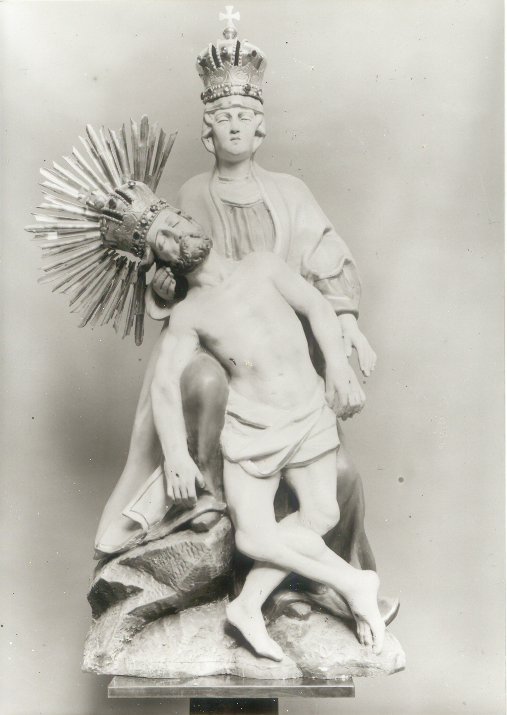 Die einst wundertätige Schmerzensmutter-Statute nach ihrer Renovierung, mit den aus der Barockzeit stammenden Kronen