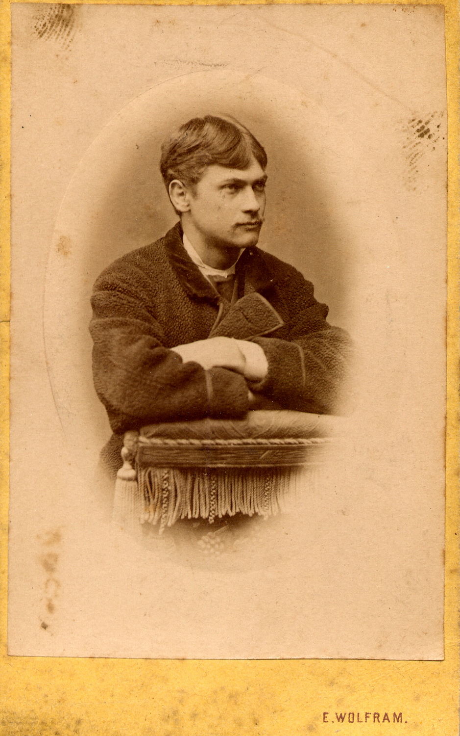 Der in Mistelbach in den 1880er Jahren tätige und erste tatsächlich belegte Fotograf Alfred Wolfram auf einer Aufnahme aus dem Atelier seiner Familie (Vater und/oder Bruder) in Wien-Ottakring